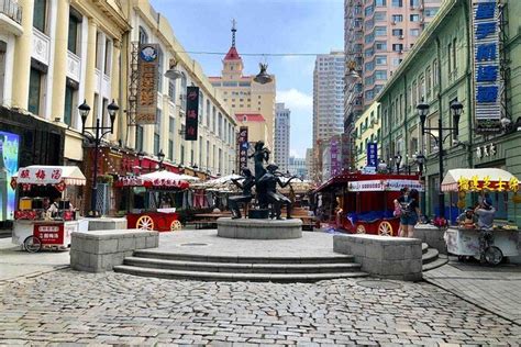 Zhongyang Pedestrian Street: A Frozen Wonderland of Shopping and Culinary Delights!